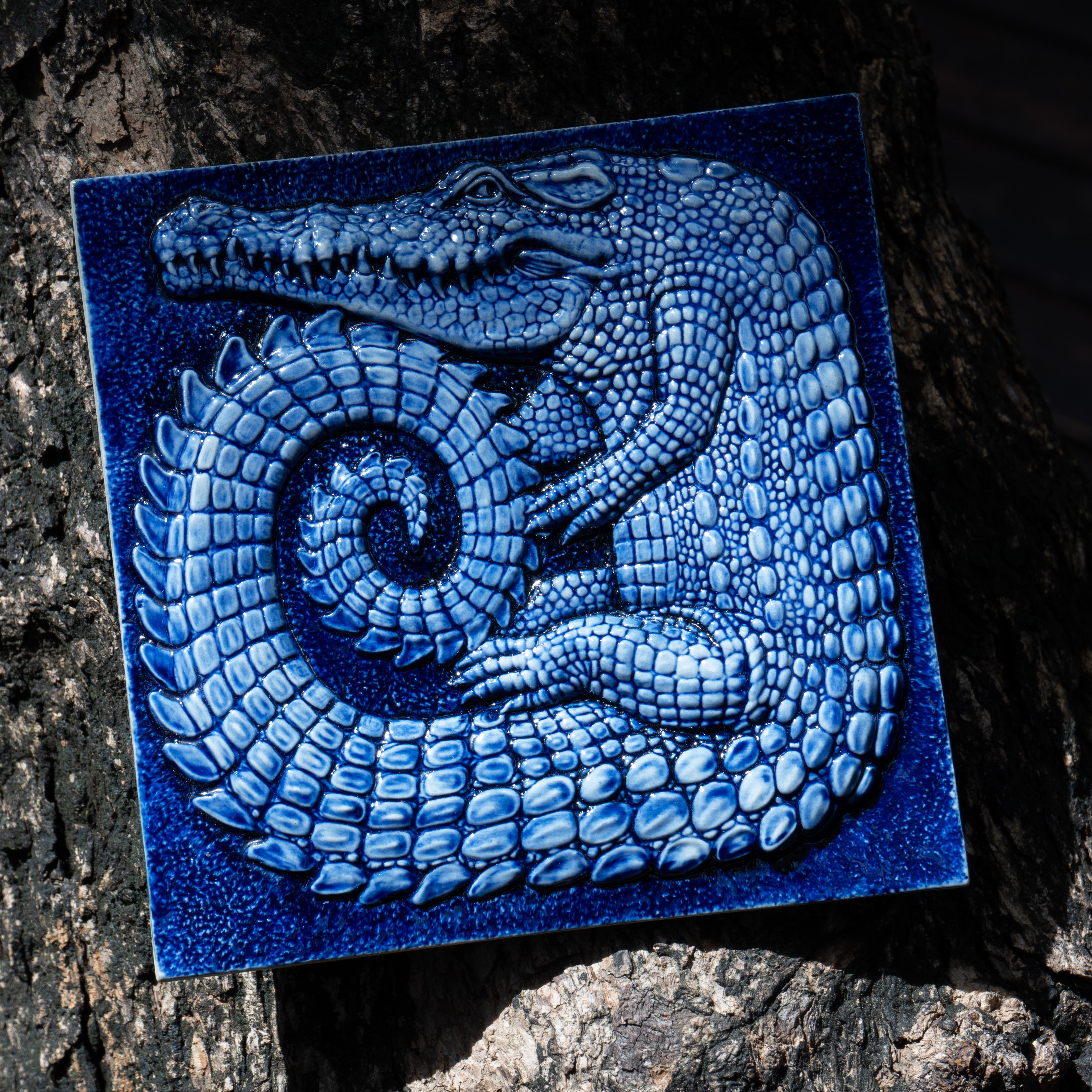 Crocodile tile in cobalt