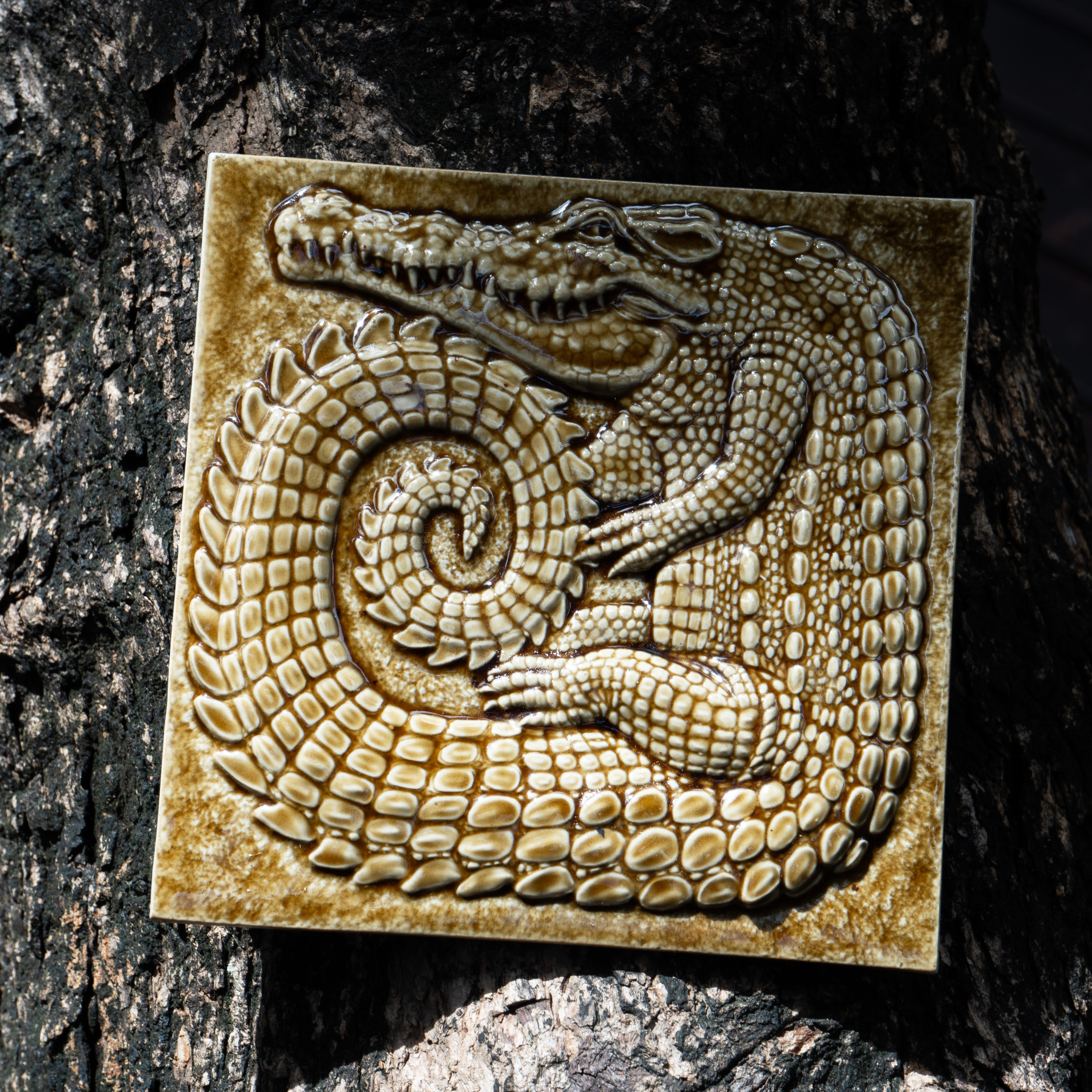 Crocodile tile in amber