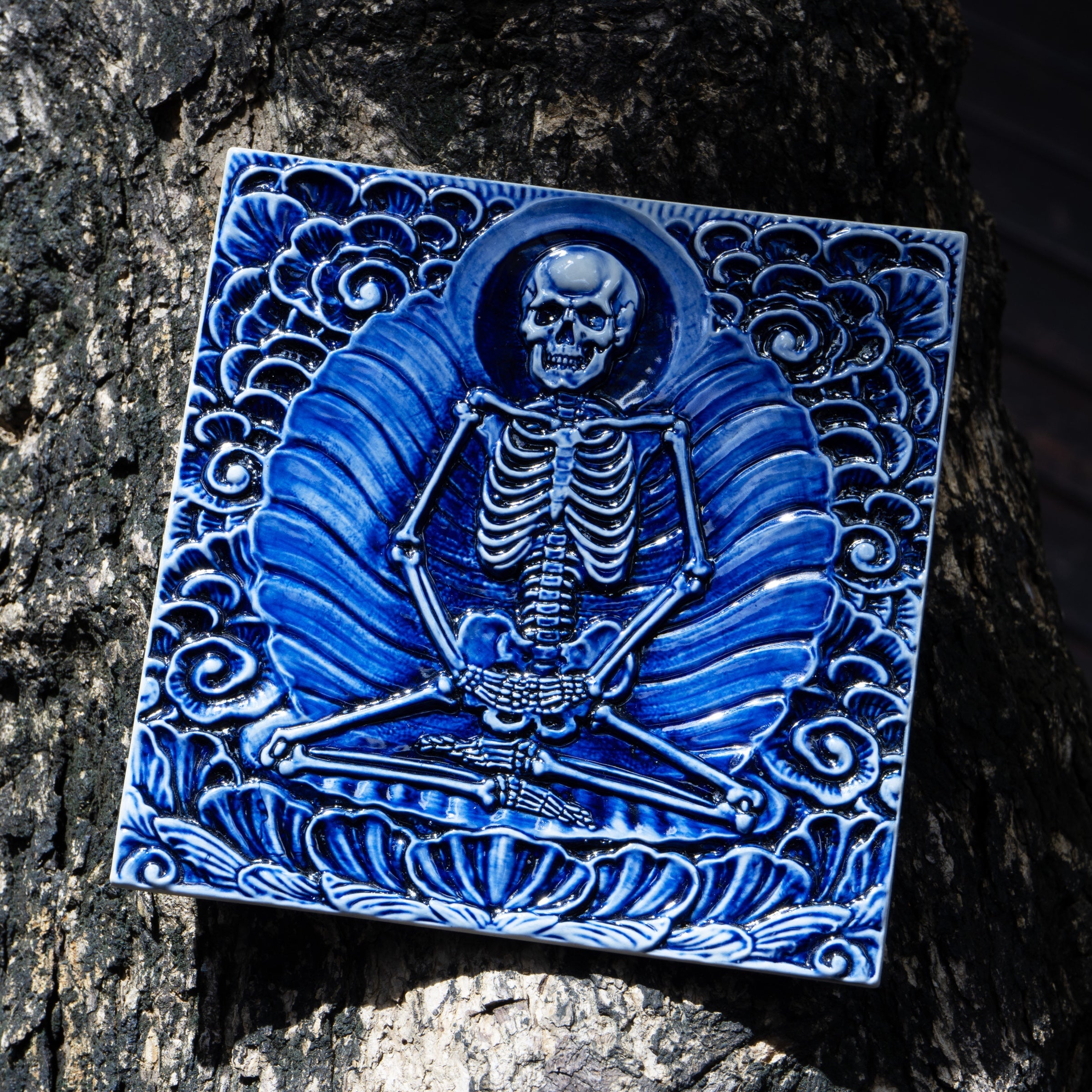 Sokushinbutsu tile in cobalt