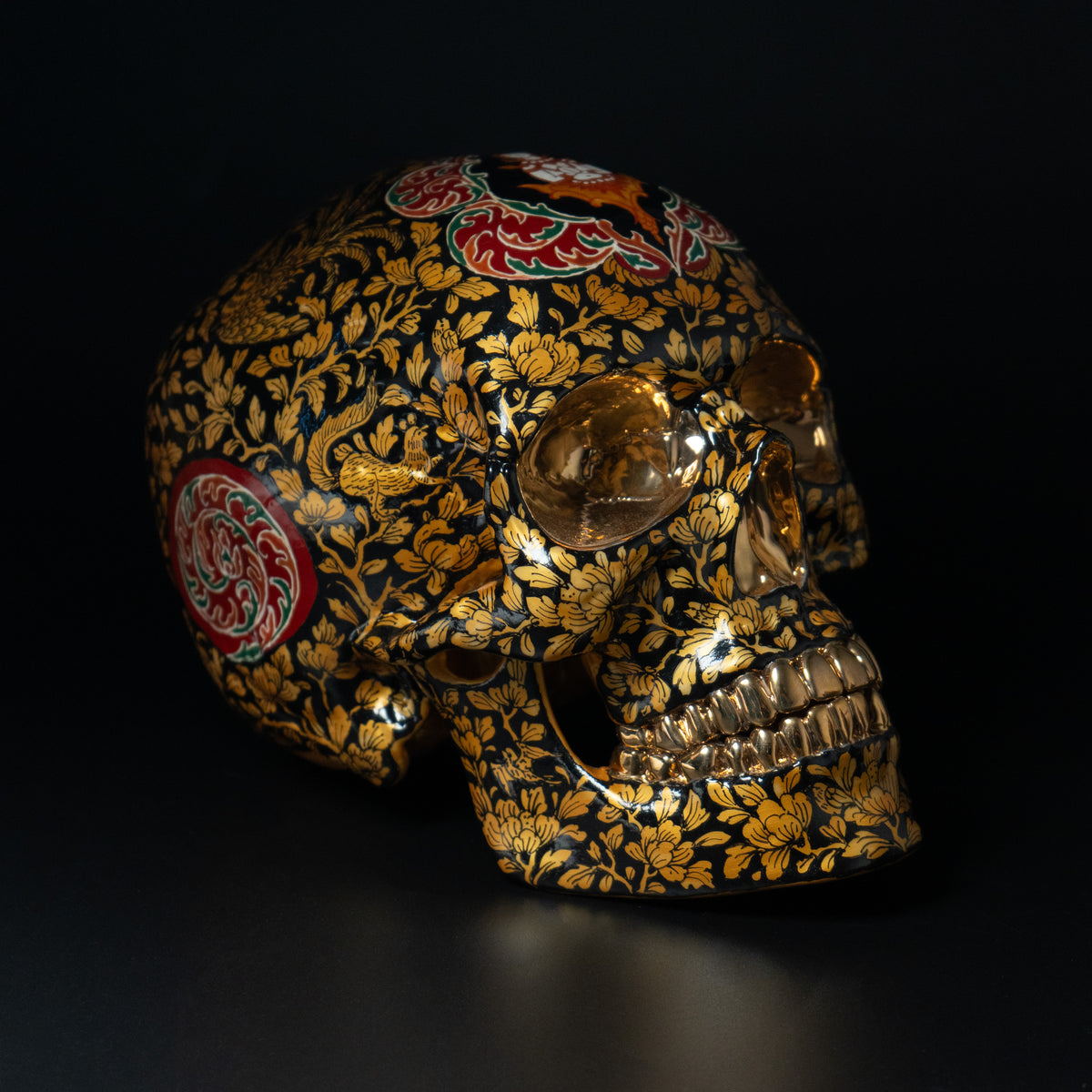 Lai Rot Nam and Lai Plaeo, Trevor Foster, Bencharong on porcelain skull (1)