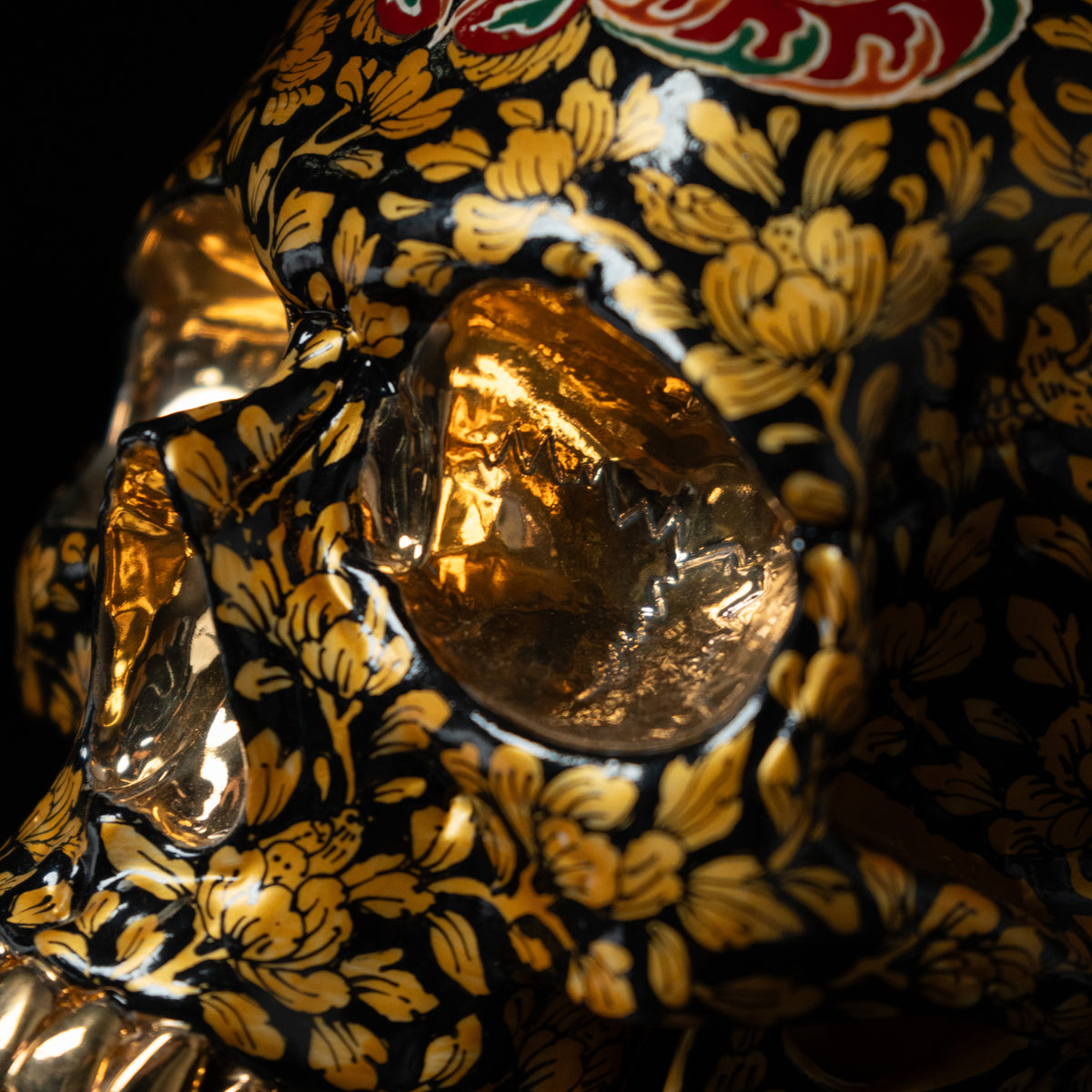 Lai Rot Nam and Lai Plaeo, Trevor Foster, Bencharong on porcelain skull (3)