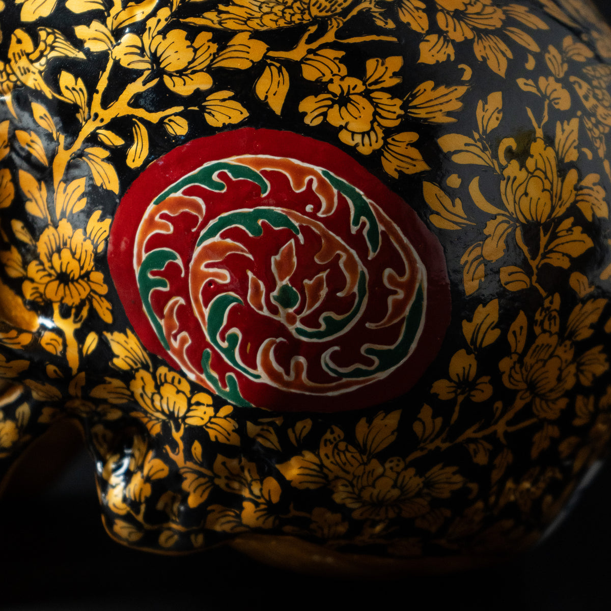 Lai Rot Nam and Lai Plaeo, Trevor Foster, Bencharong on porcelain skull (7)