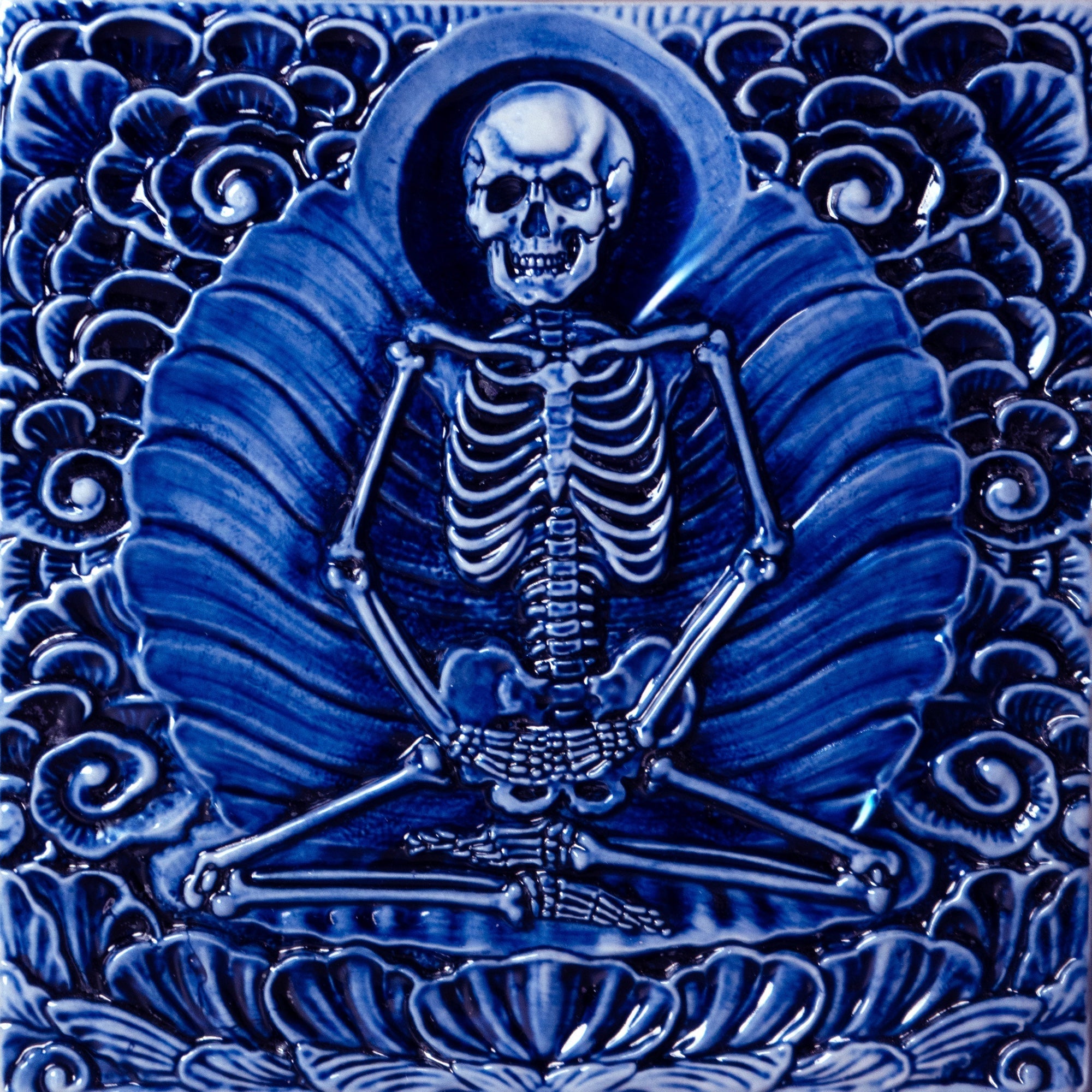 Sokushinbutsu tile in cobalt, straight on